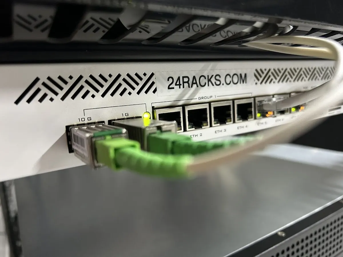 Equipo de red de 24racks Cloud con cables conectados