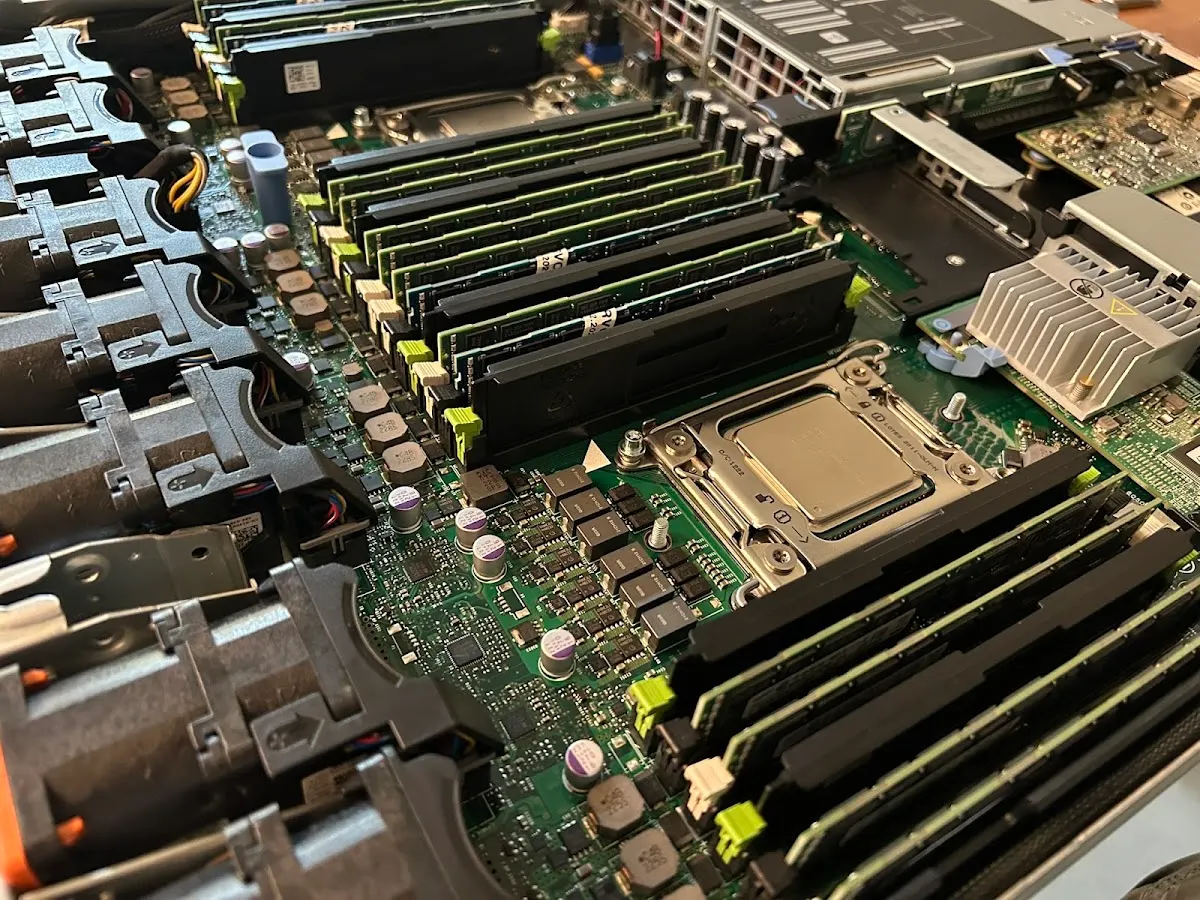 Componentes internos de un servidor de 24racks Cloud