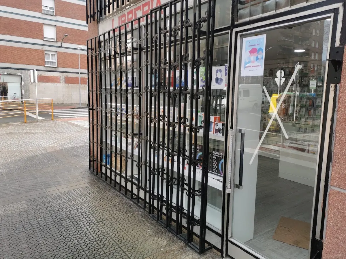 Entrada de Abadiño Móviles y Ordenadores vista desde el exterior