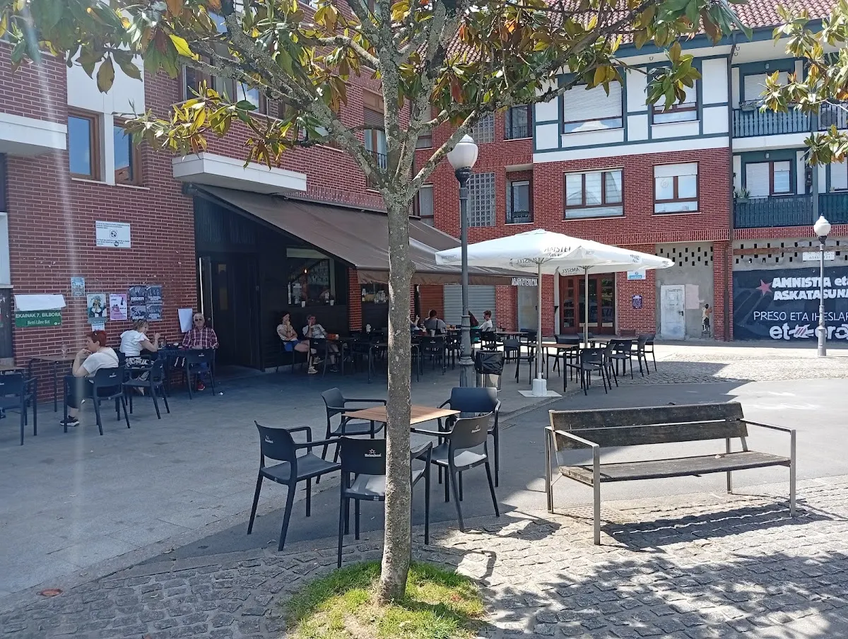 Terraza de Abarketeruena en una plaza de Zelaieta, Abadiño.