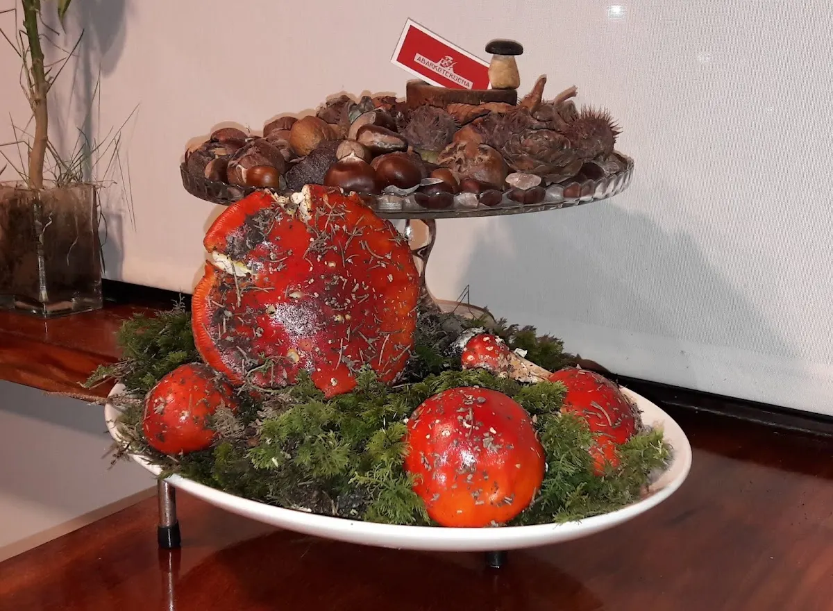 Plato decorativo con castañas y frutos otoñales en Abarketeruena.