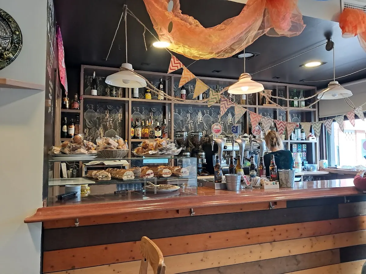 Barra y mostrador del interior de Abarketeruena.