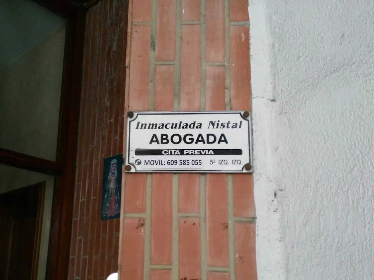 Placa del despacho de Inmaculada Nistal, abogada, en la fachada.