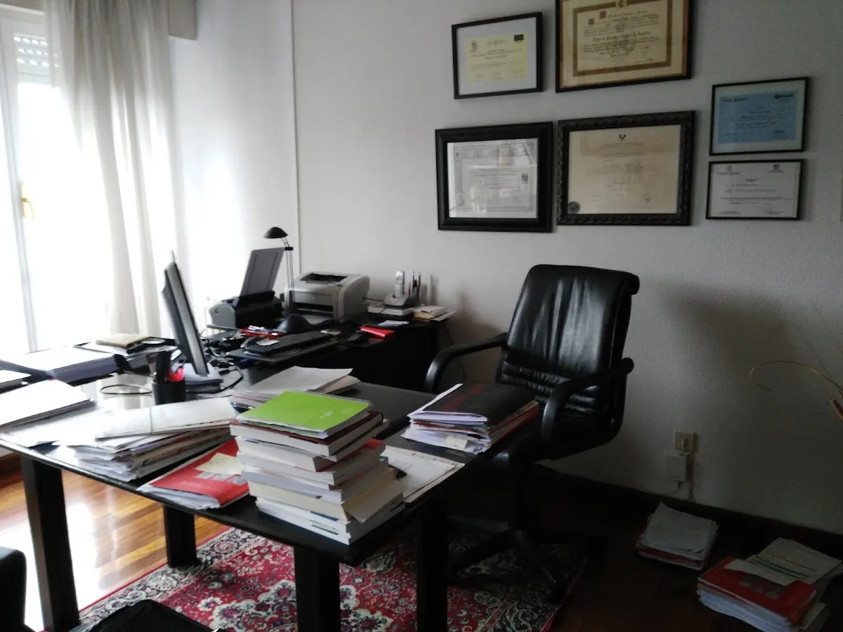 Interior del despacho de Inmaculada Nistal, con escritorio y documentación.