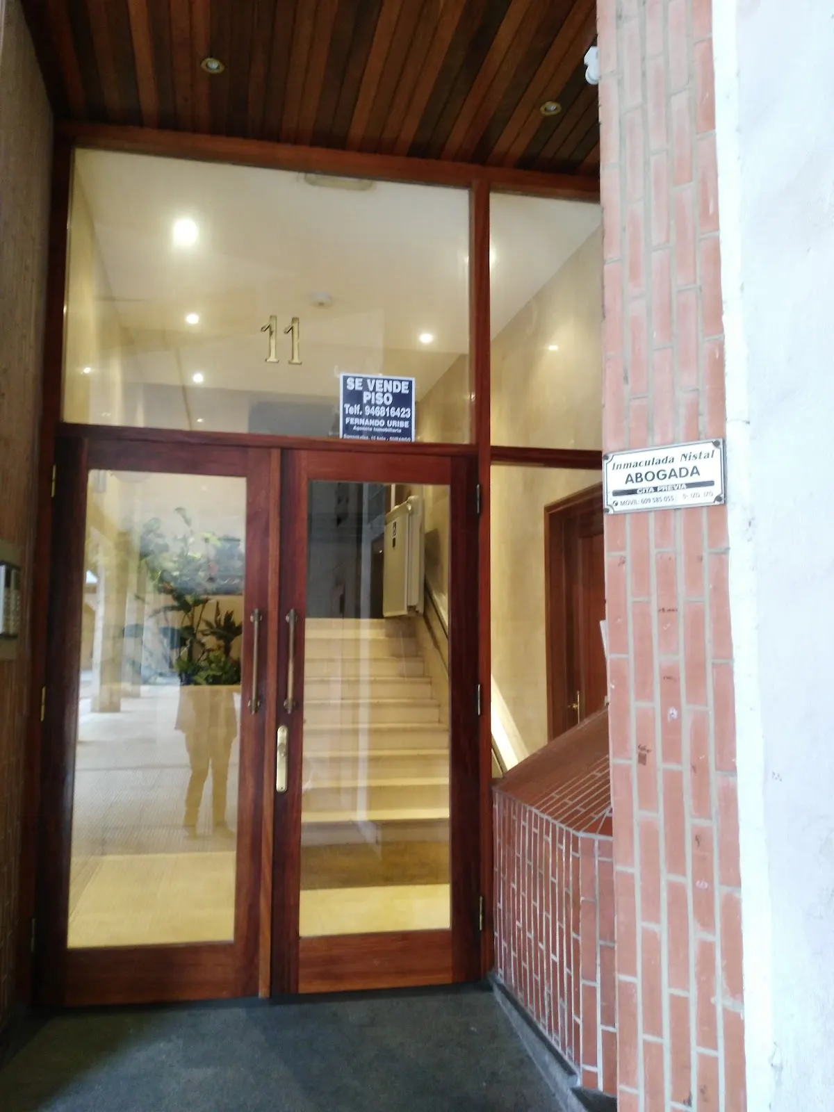 Entrada al despacho de Inmaculada Nistal en Durango.