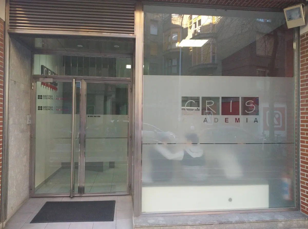 Entrada acristalada de Academia Cris en Durango