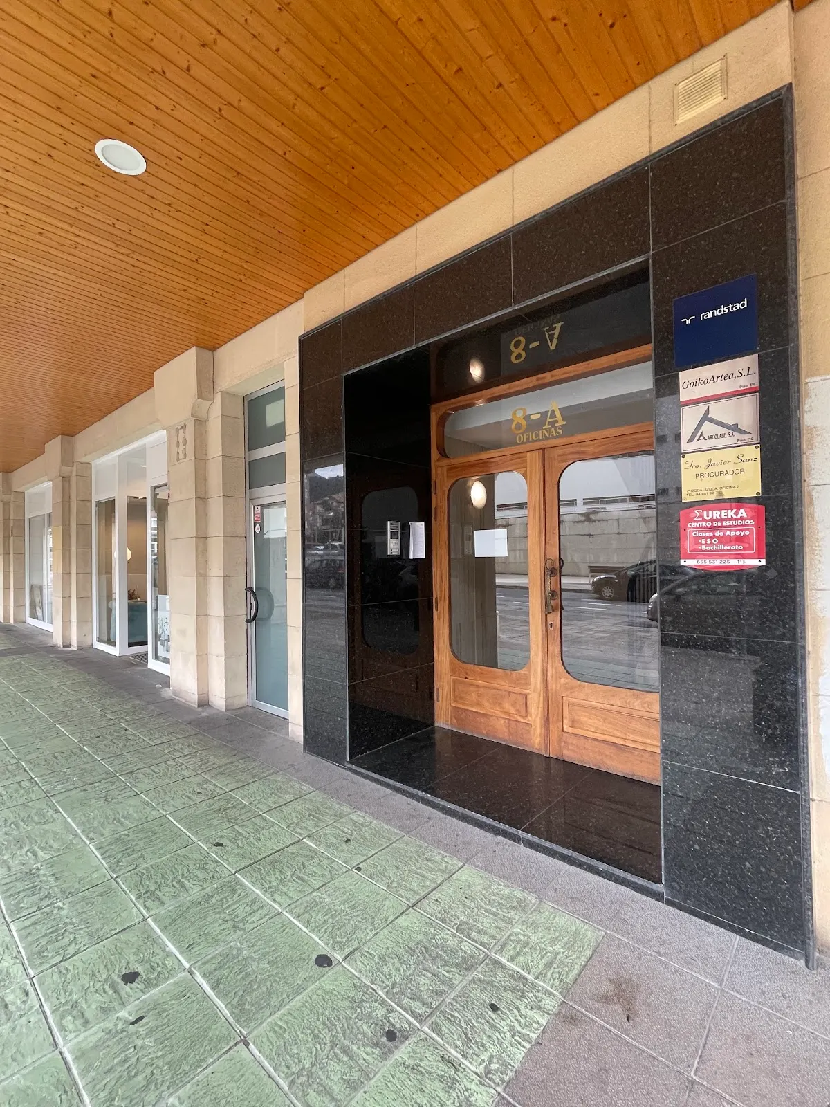 Entrada de Academia Eureka Durango en un edificio de Durango
