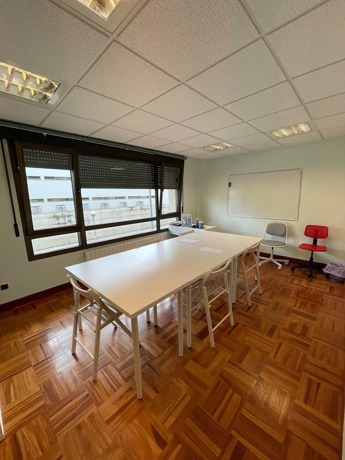Aula de Academia Eureka Durango con mesas y pizarra