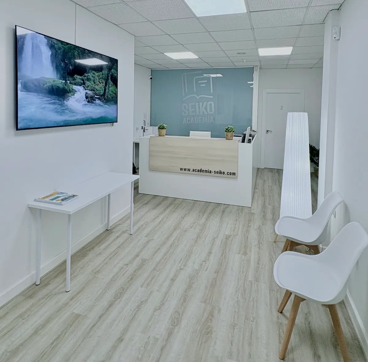 Zona de espera y recepción de Academia Seiko