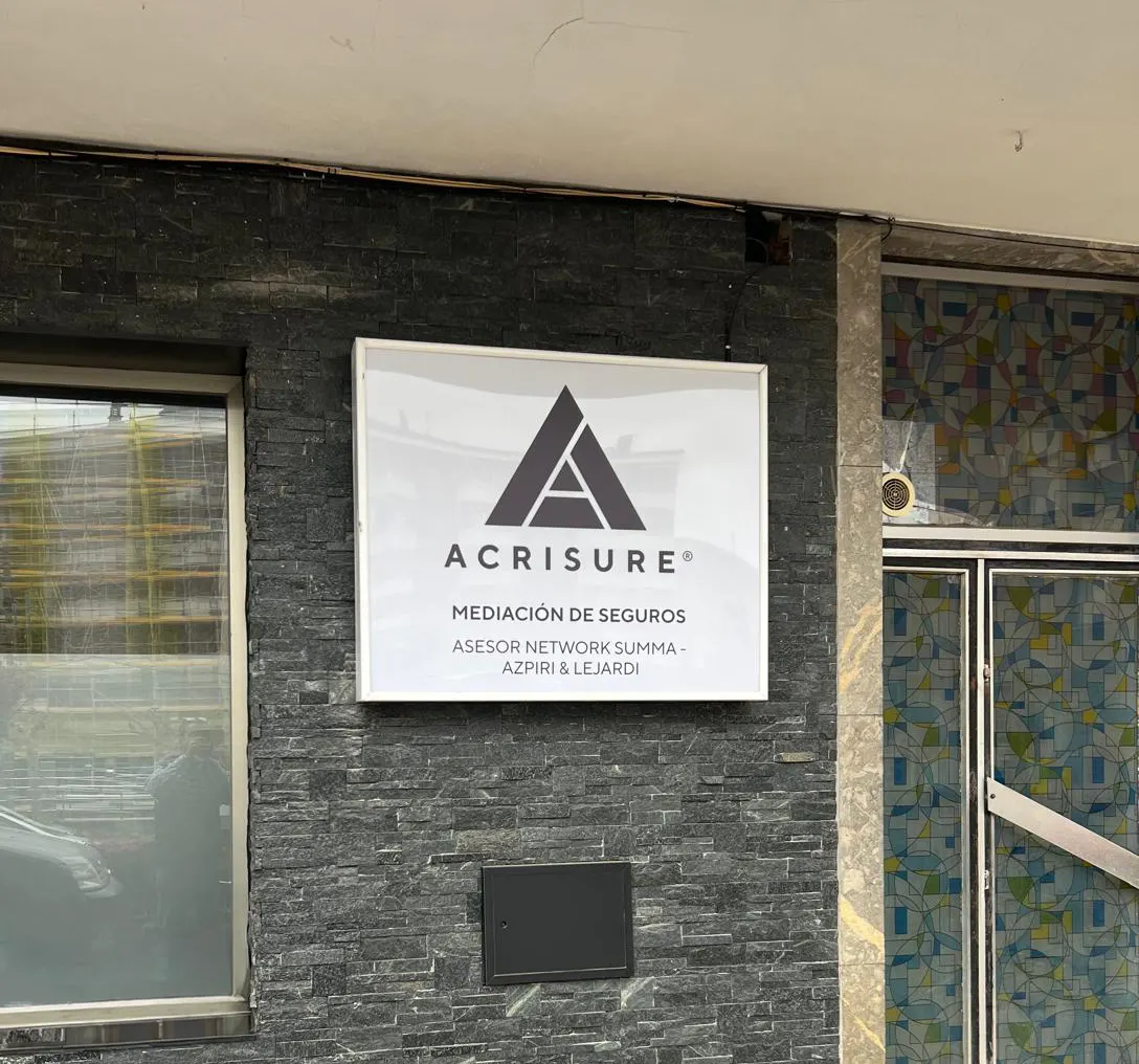 Rótulo de Acrisure Summa - Azpiri Lejardi en la fachada de la oficina de Berriz