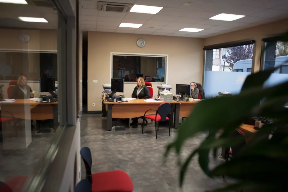 Interior de la oficina de Acrisure Summa - Azpiri Lejardi, con puestos de atención