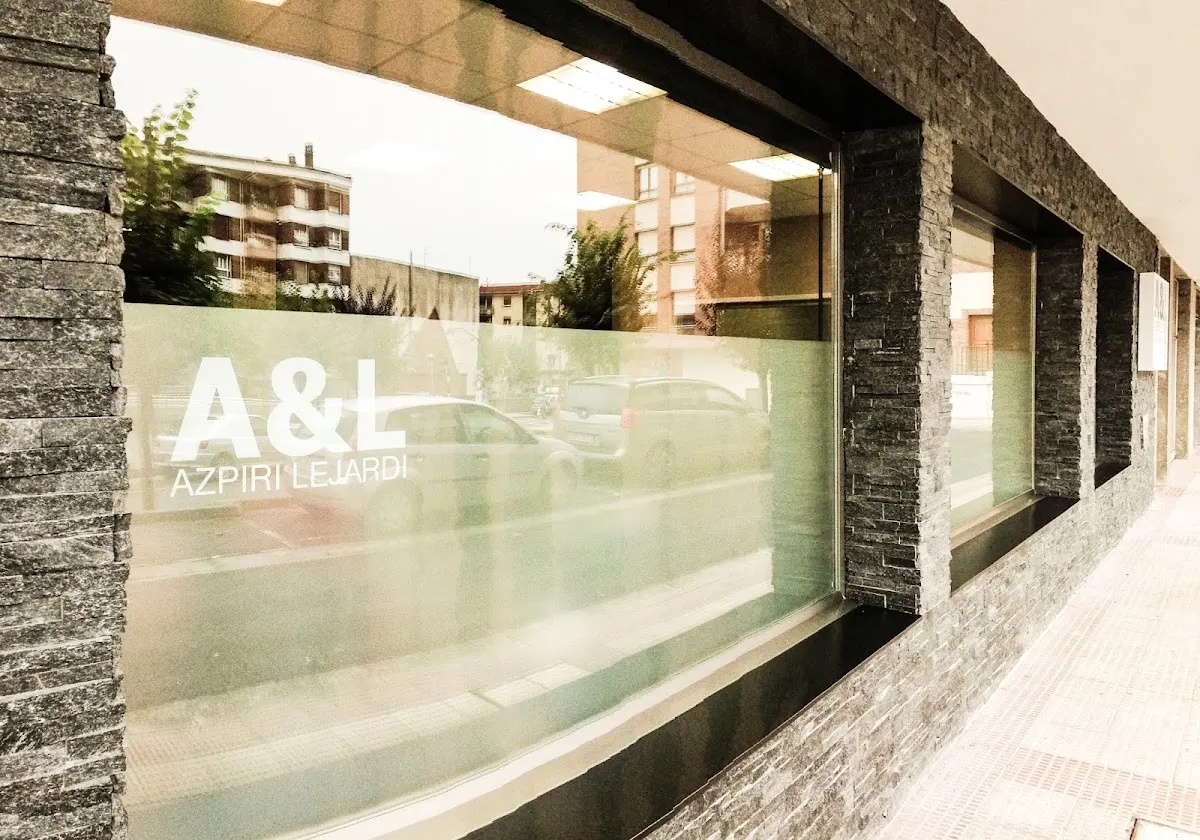 Ventanal rotulado de Azpiri Lejardi en la fachada de la oficina
