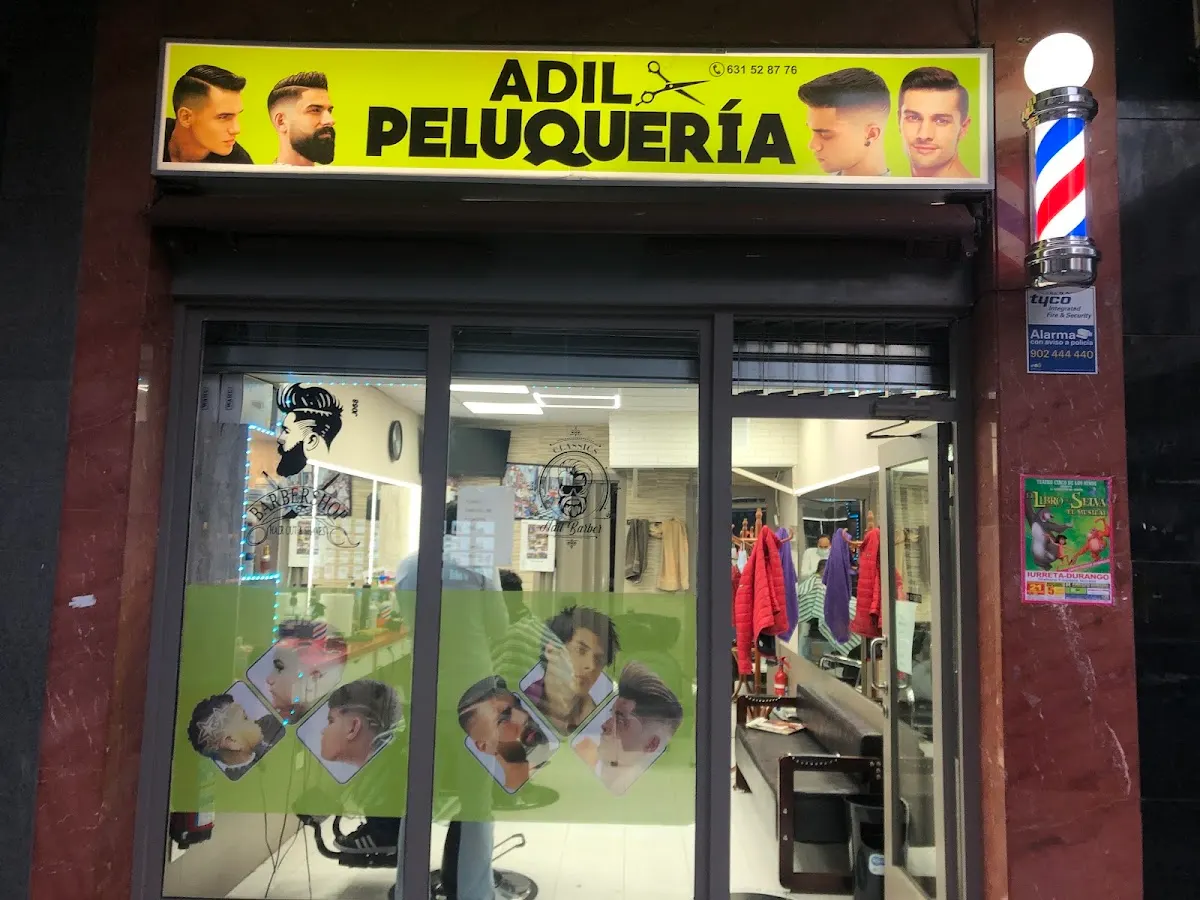 Fachada de Adil peluquería en Durango, con el rótulo del establecimiento.