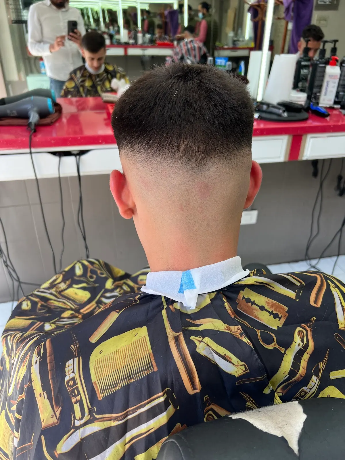 Detalle de un corte degradado realizado en Adil peluquería.