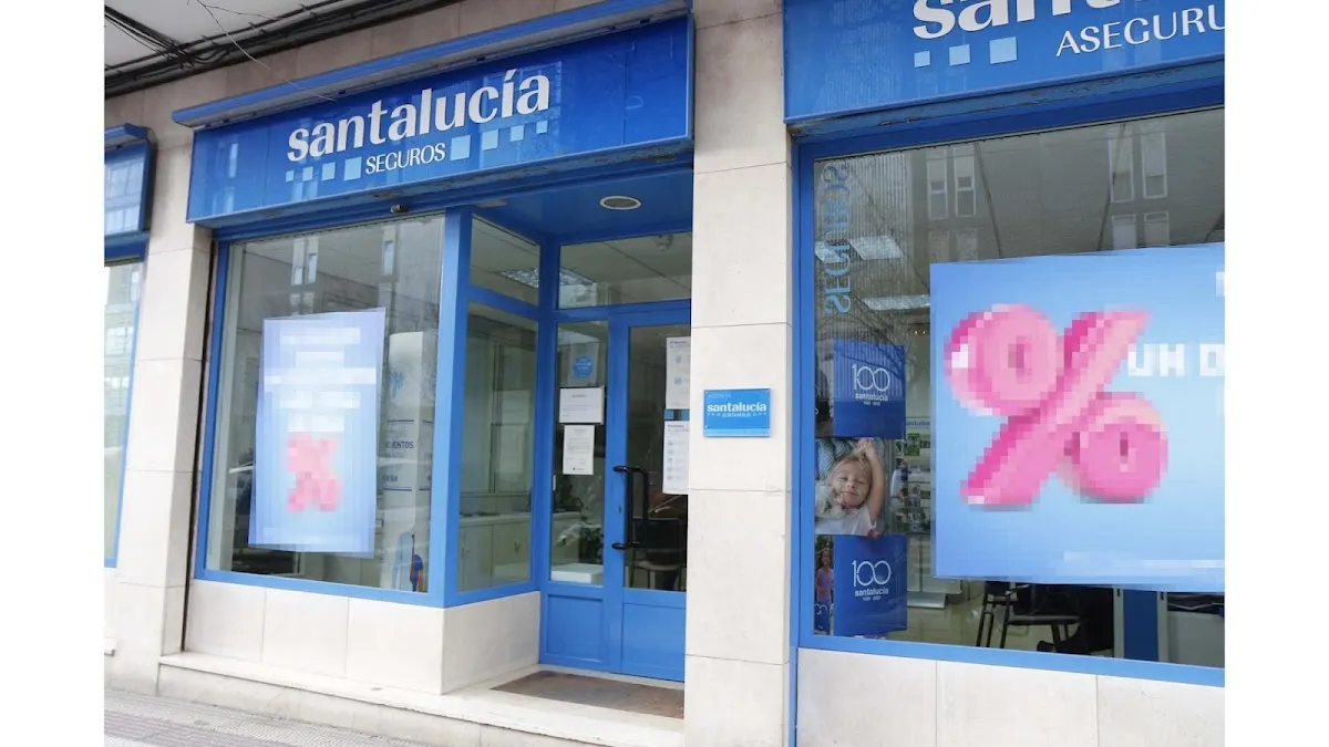 Fachada de la Agencia de Santalucía Seguros en Durango, con entrada y escaparates azules.
