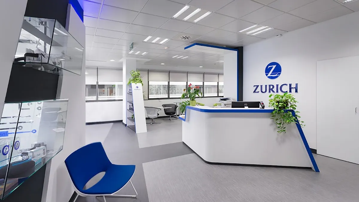 Interior de una oficina de Zurich con mostrador de atención y zona de espera.