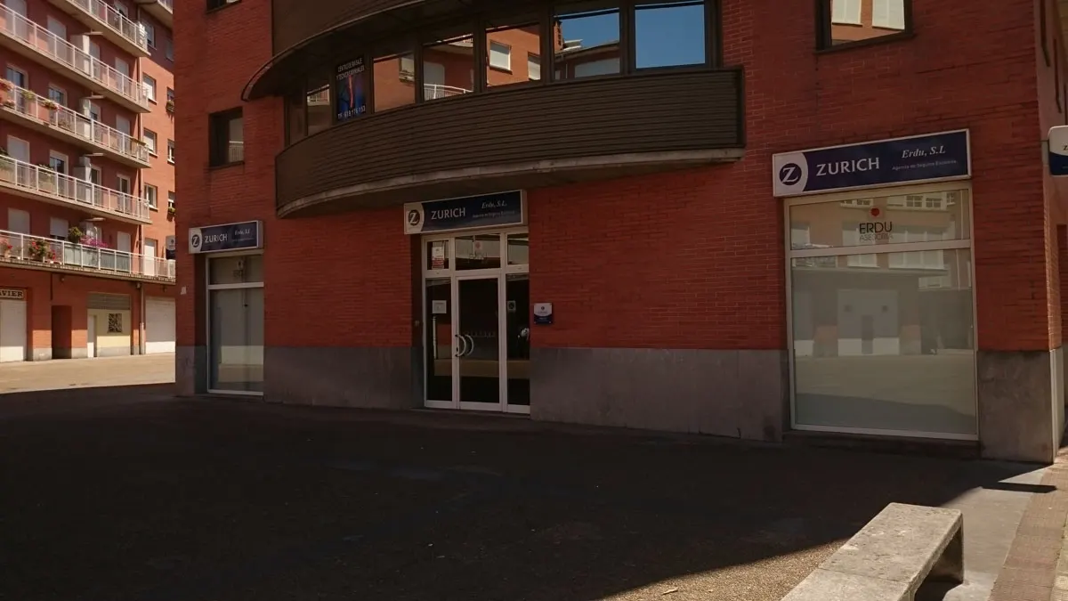 Fachada de la agencia de seguros ZURICH en un edificio de Durango.