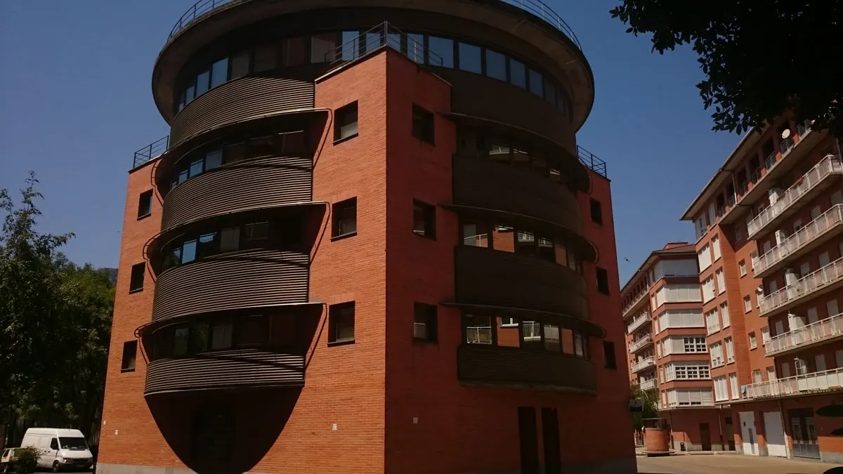 Edificio de ladrillo donde se encuentra la agencia de seguros ZURICH.