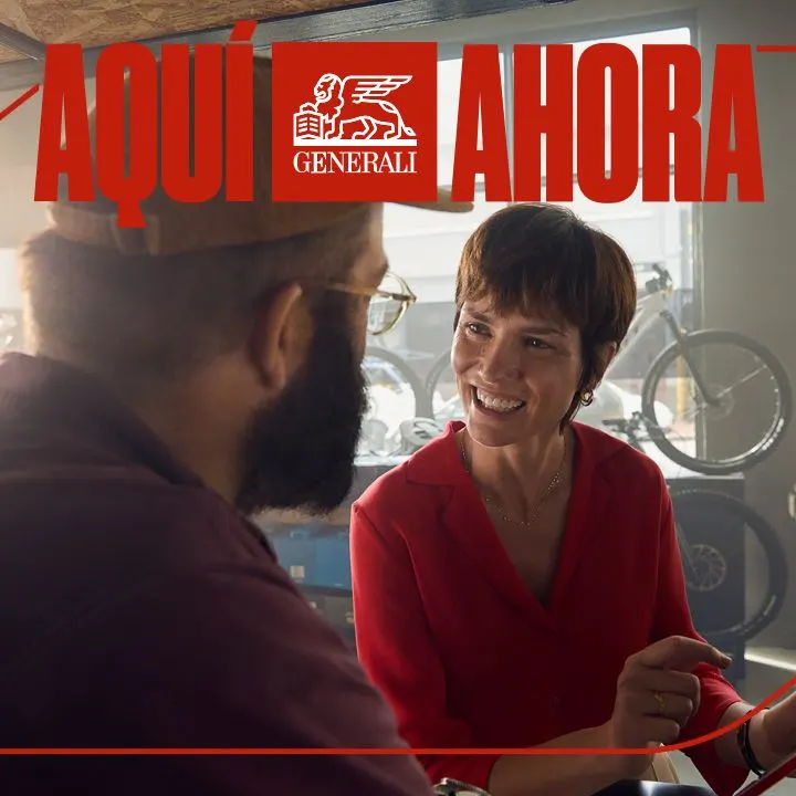 Anuncio de Generali con una agente atendiendo a un cliente en una oficina