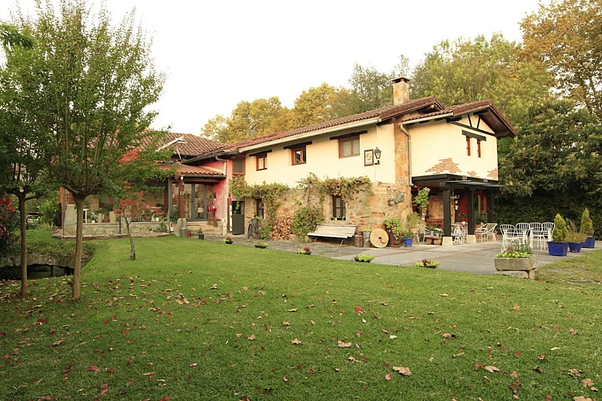 Casa rural Agroturismo Ibarra con jardín y zona exterior