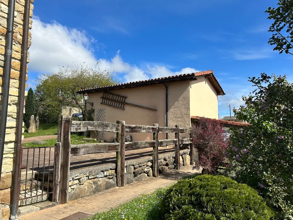 Fachada de piedra y jardín del agroturismo Longa Nagusia en Mallabia