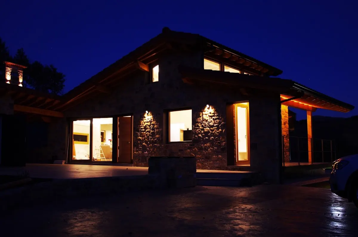 Vivienda de piedra iluminada por la noche, proyecto de Aiert Arkitektura