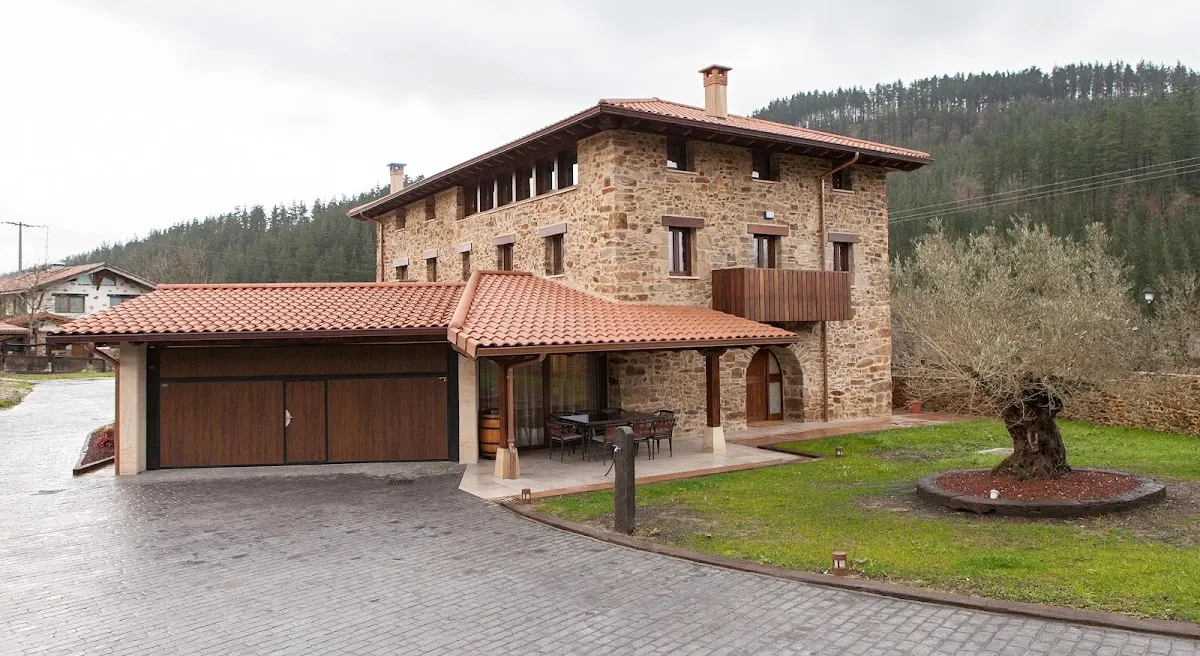 Caserío de piedra con garaje y porche, proyecto de Aiert Arkitektura