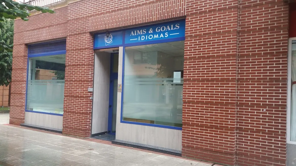 Entrada y escaparate de Aims & Goals Idiomas