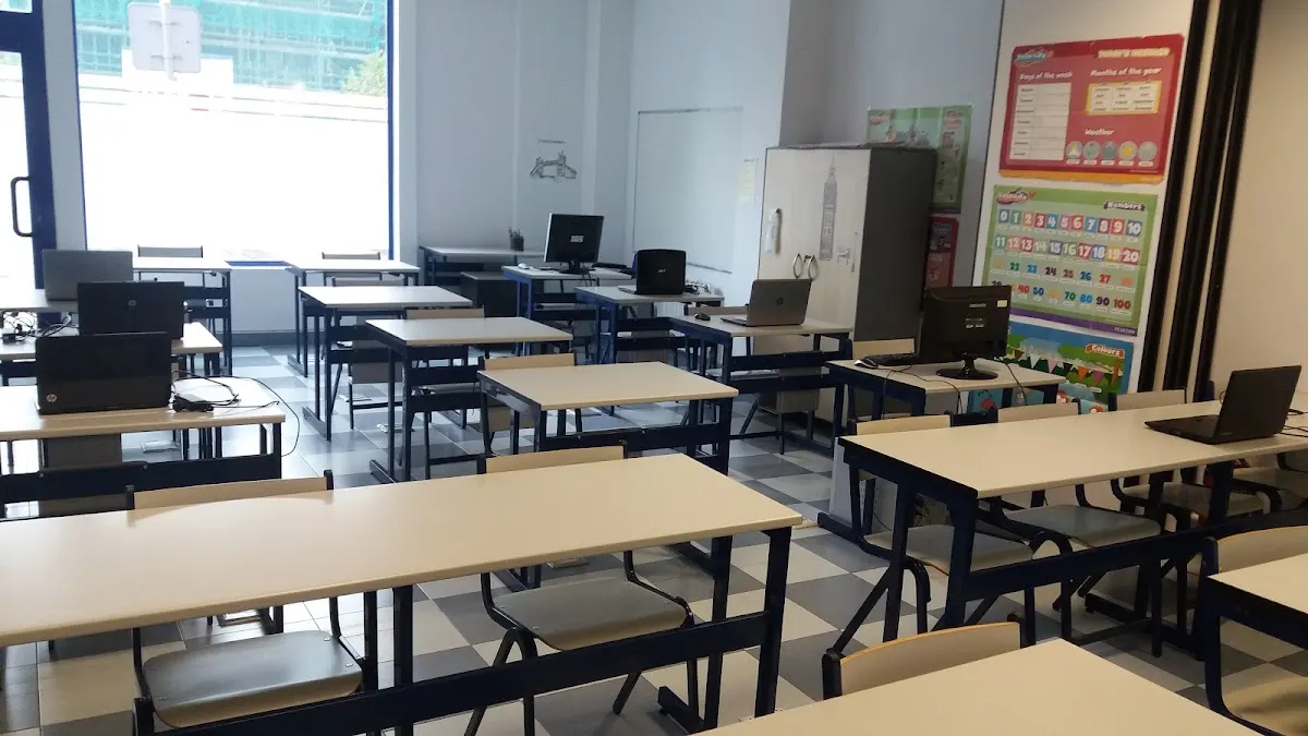 Aula de Aims & Goals con mesas y ordenadores