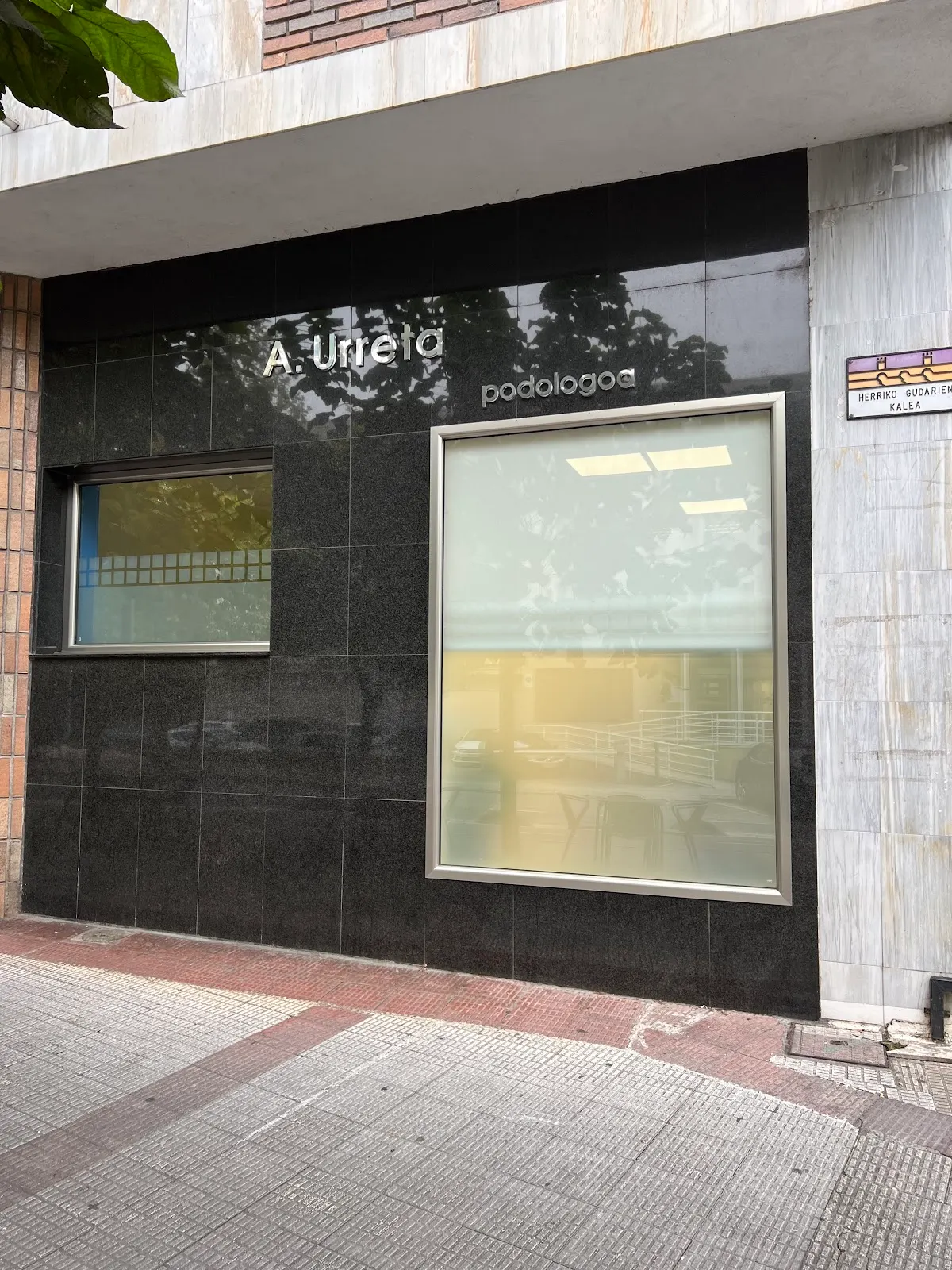 Entrada de la consulta de podología de Ainara Urreta Jainaga en Durango