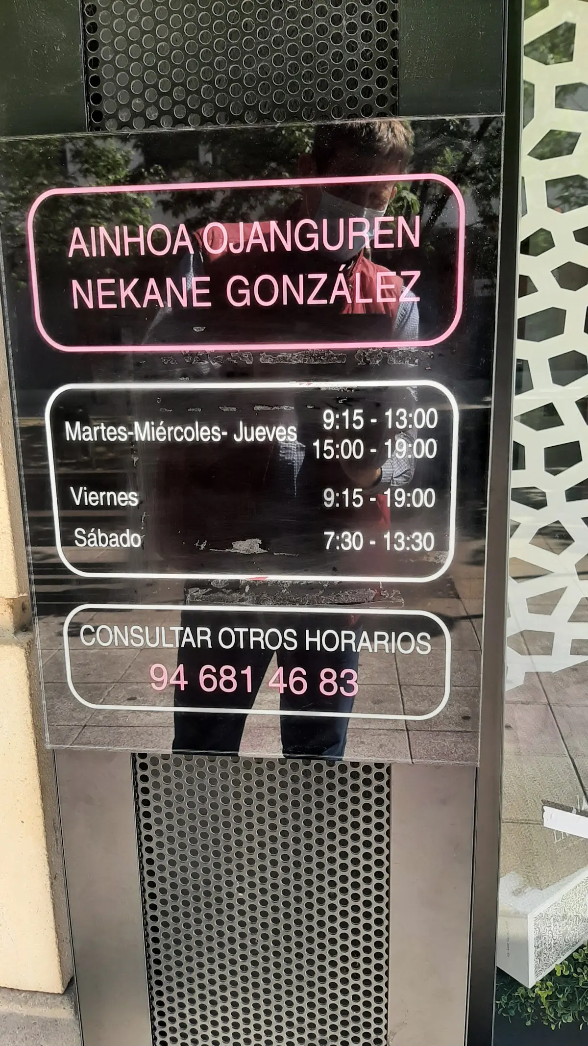 Cartel de Aineka ileapaindegia peluqueria con los horarios de atención.