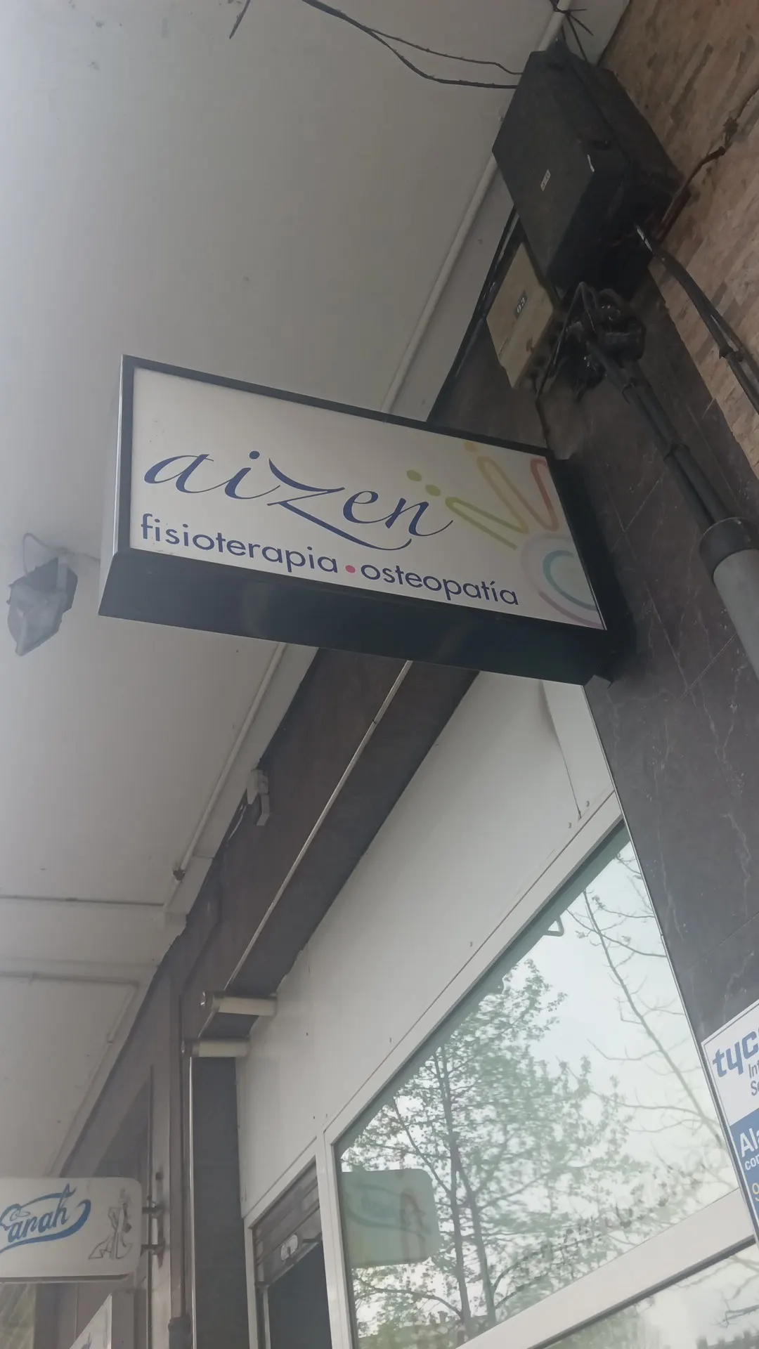 Rótulo exterior de Aizen con la indicación de fisioterapia y osteopatía.