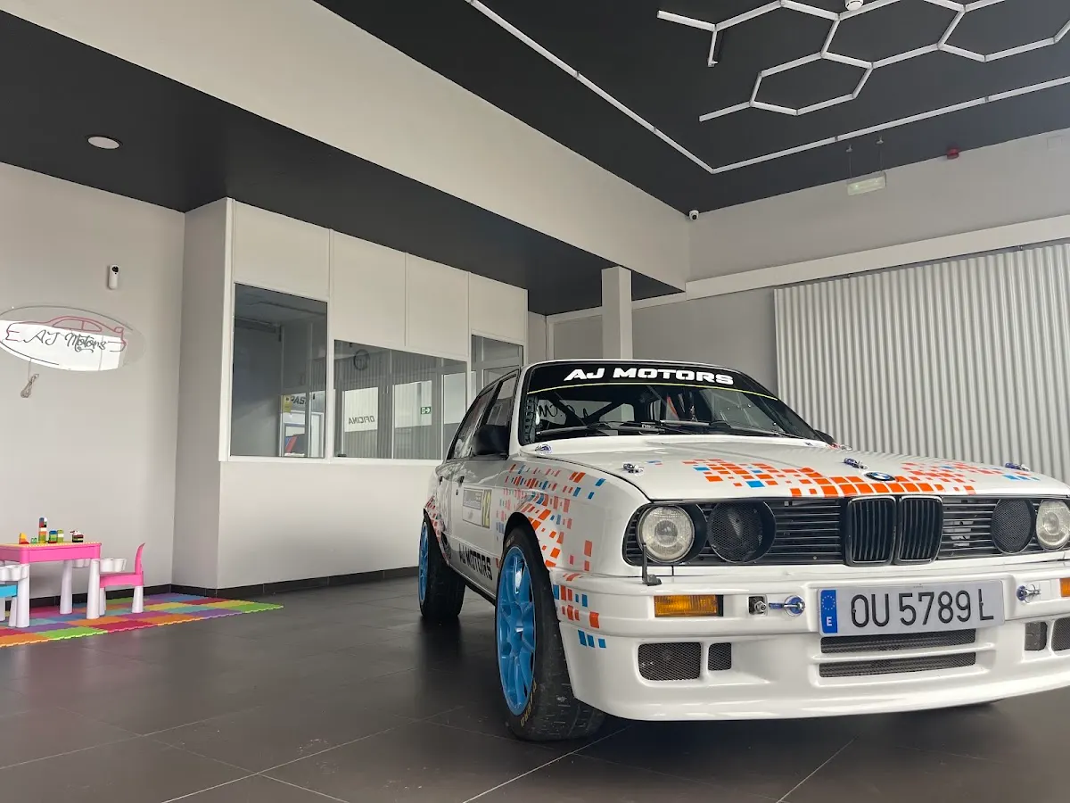 BMW de competición en el espacio de recepción de AJ Motors Iurreta.
