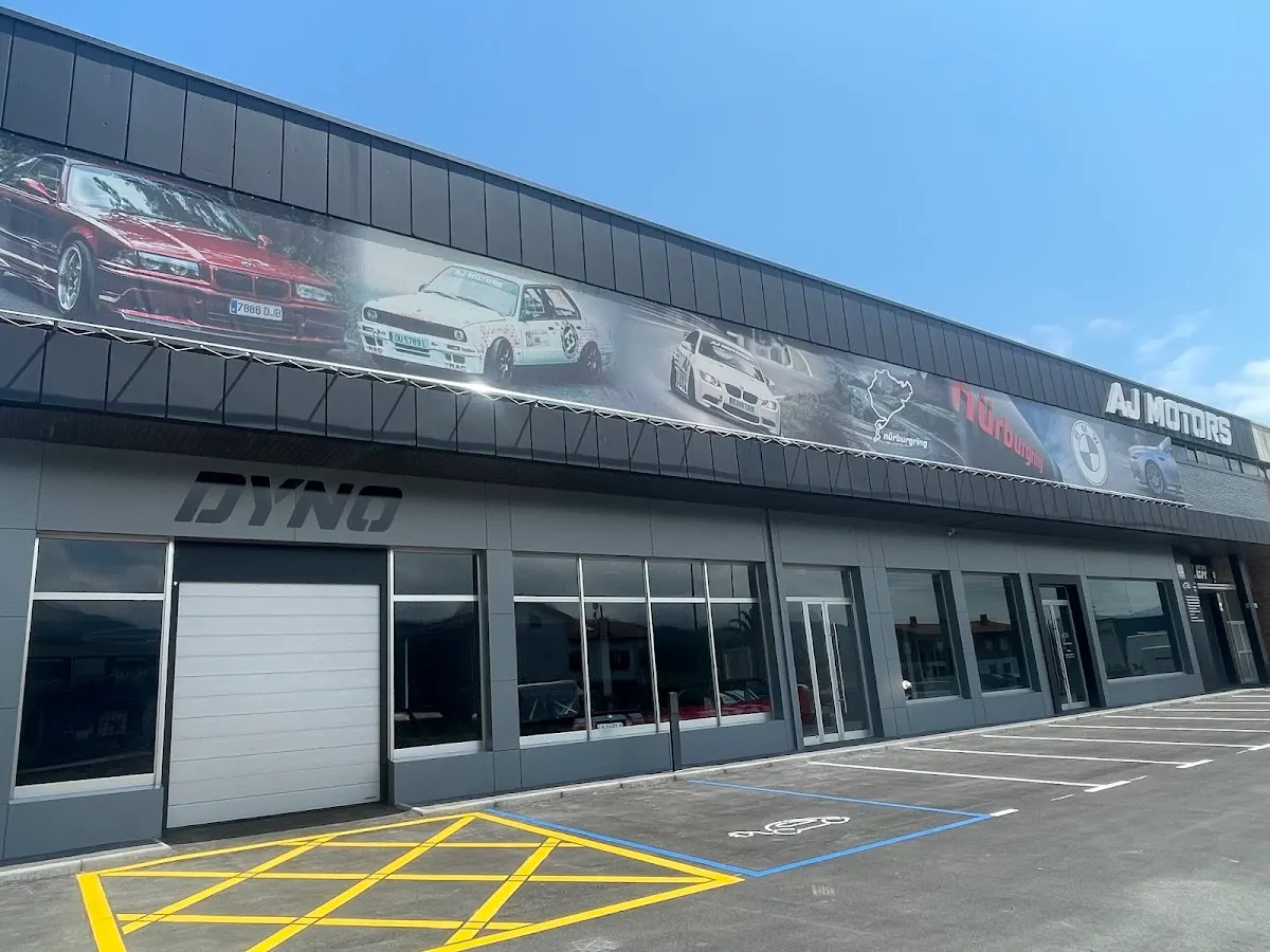 Fachada exterior de AJ Motors Iurreta con accesos al taller y rótulo del negocio.