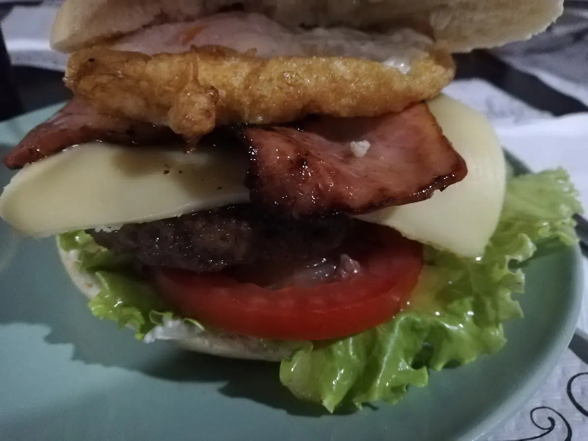 Hamburguesa con queso, bacon y huevo de Aledi...Bar.