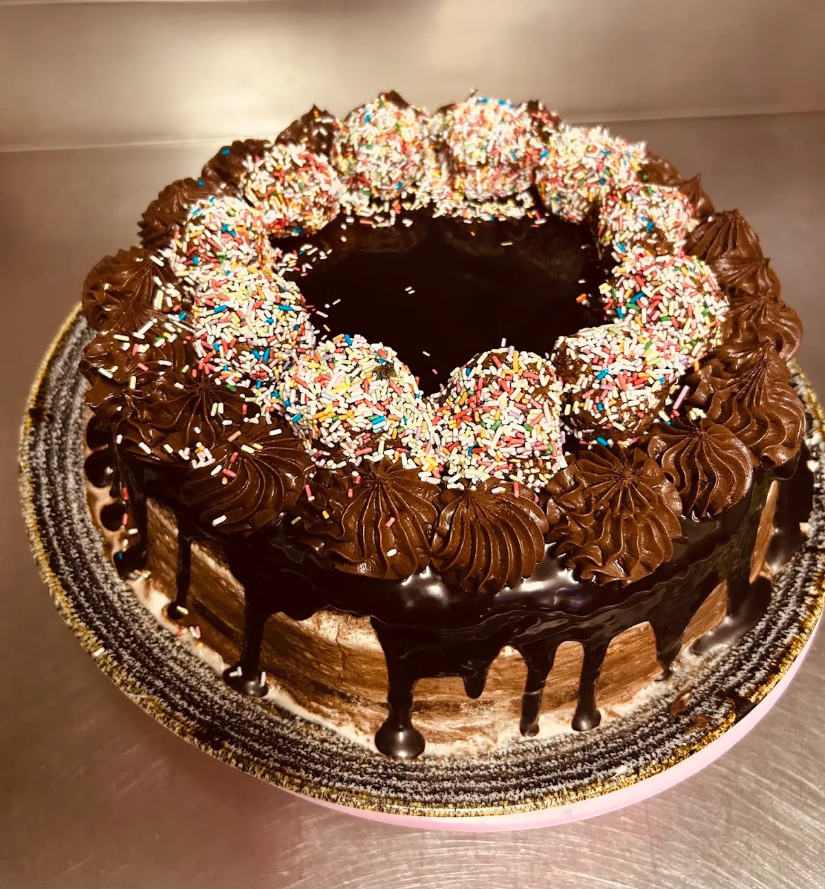 Tarta de chocolate decorada con virutas de colores.