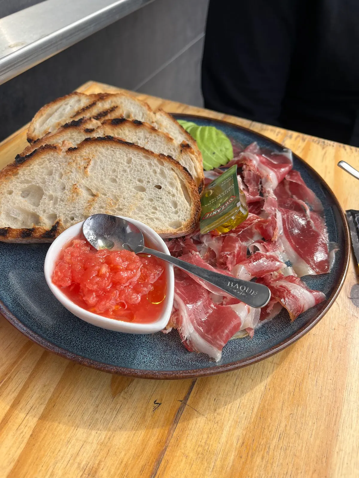 Tostadas y jamón serrano servidos en un plato.