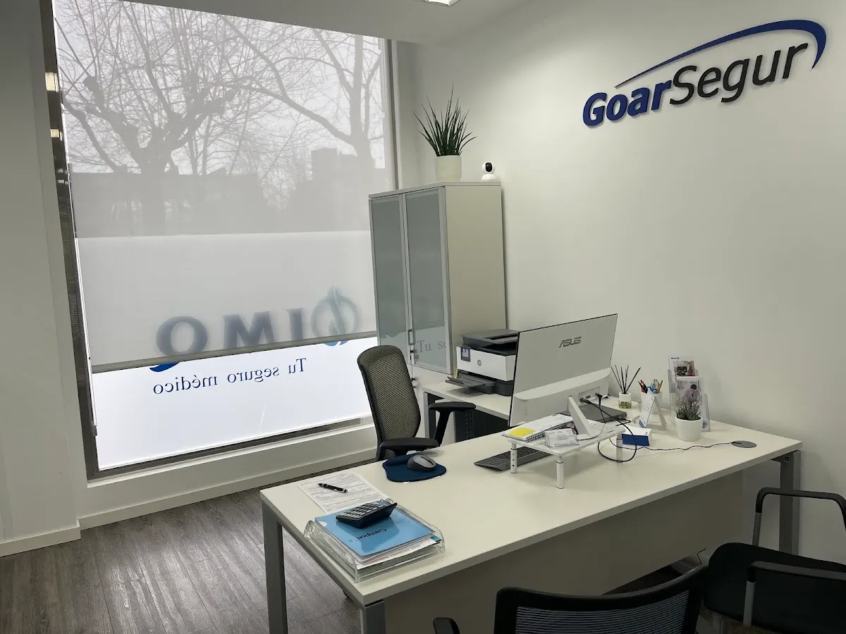 Oficina de GoarSegur con puestos de atención al cliente y el logotipo en la pared.