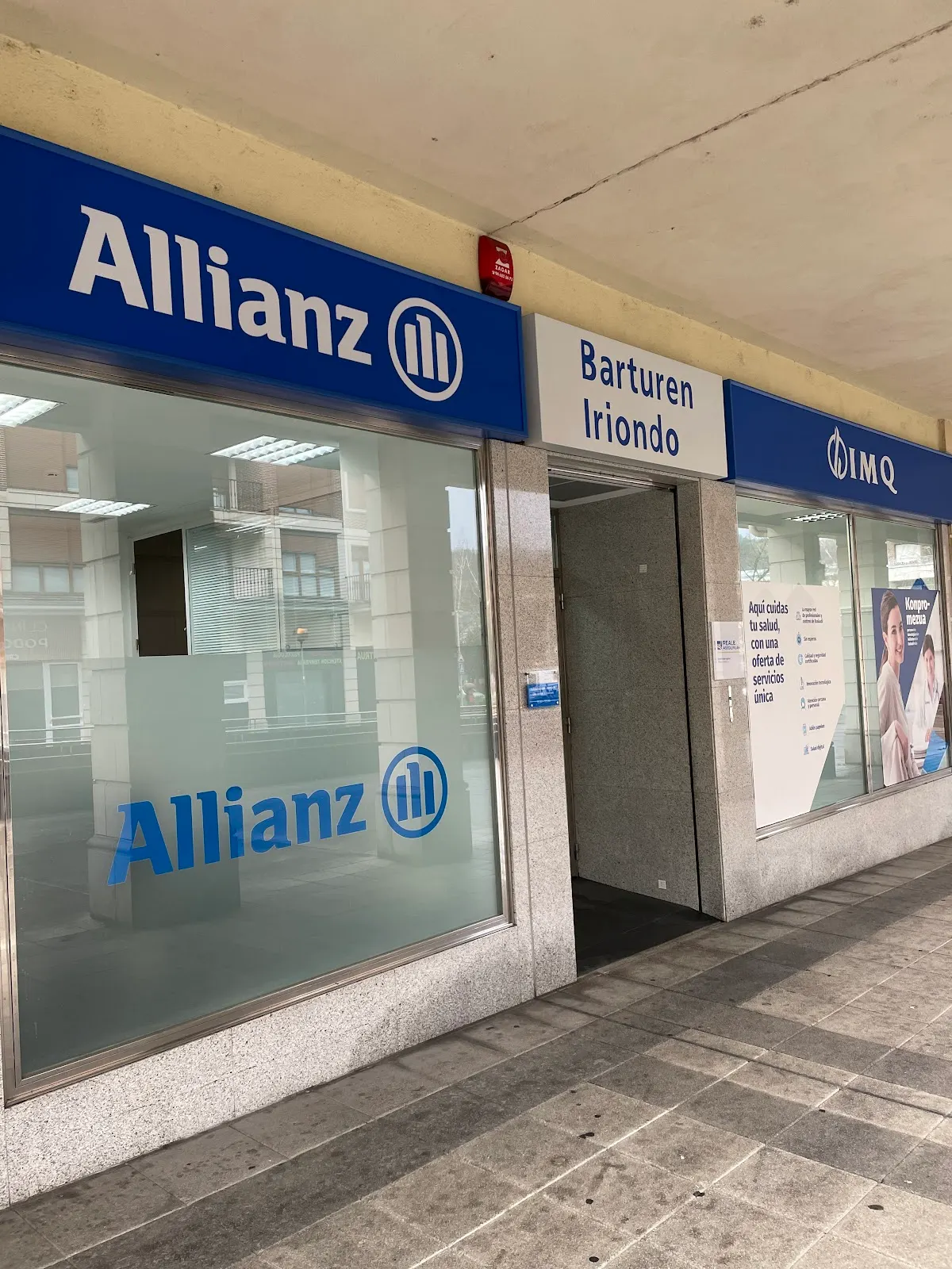 Fachada de la agencia Allianz Seguros - GoarSegur en Durango.
