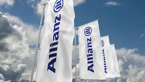 Banderas de Allianz frente a un cielo nublado