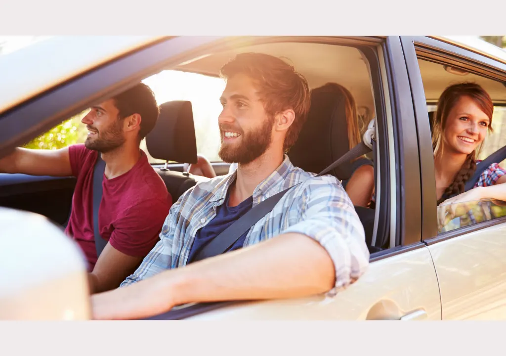 Personas viajando en coche