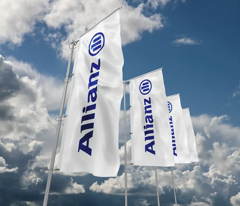 Banderas de Allianz ondeando frente al cielo