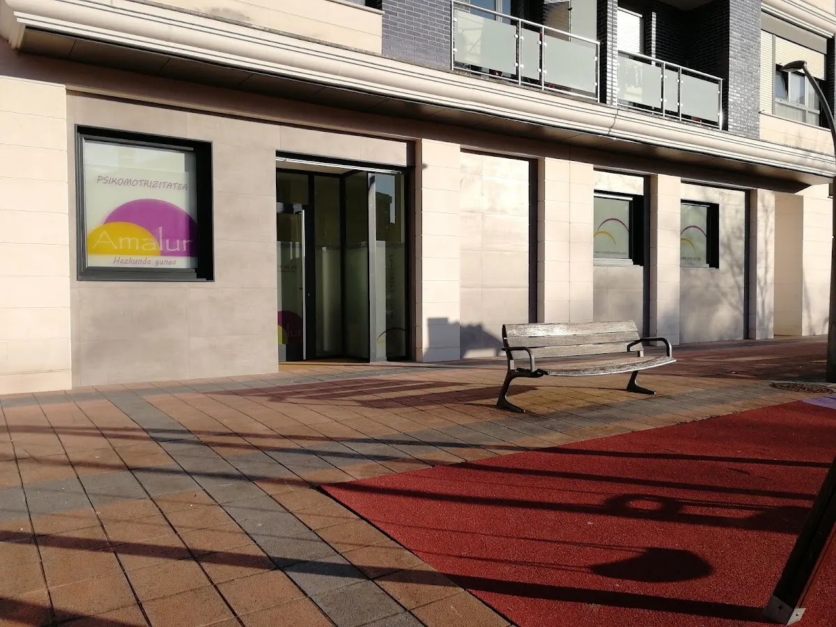 Fachada de Amalur Psicomotricidad junto a una zona peatonal