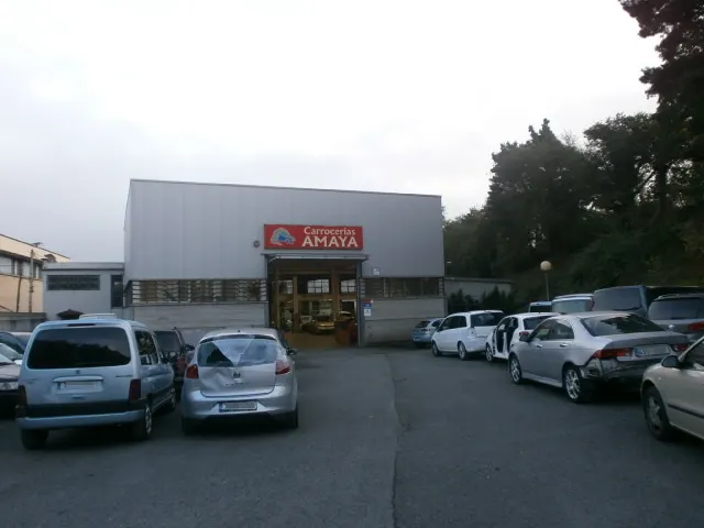 Exterior de AMAYA AUTO REPARACIONES en Iurreta, con varios coches aparcados delante del taller.