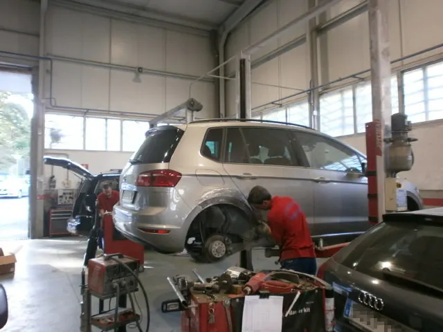 Mecánico trabajando en un vehículo elevado en el taller de AMAYA AUTO REPARACIONES.
