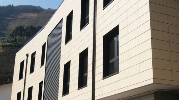 Fachada rehabilitada de un edificio residencial.
