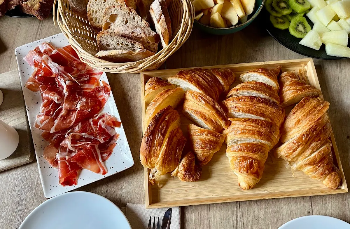 Desayuno con bollería, pan y embutido en Amillena Arrazolako benta.