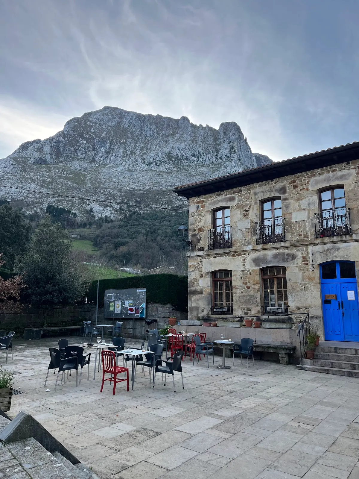 Terraza de Amillena Arrazolako benta con vistas al Anboto.