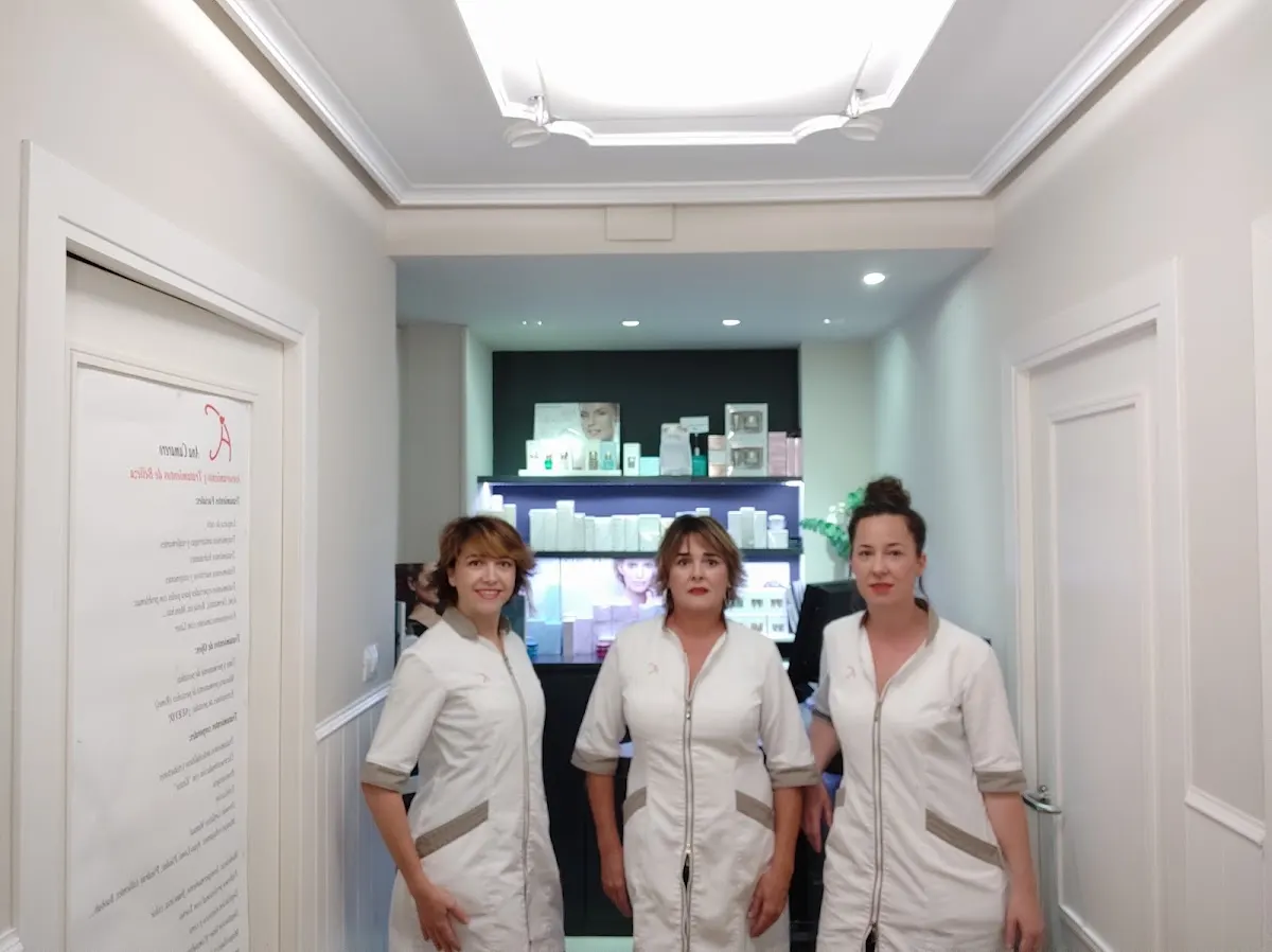 Tres profesionales de Ana Camarero en el salón de belleza de Durango.