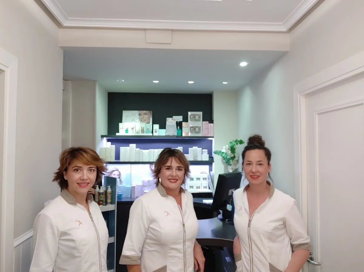 Tres profesionales de Ana Camarero junto al mostrador del salón.